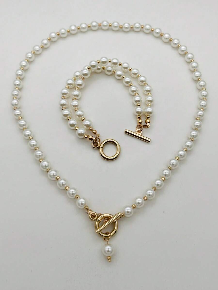 Conjunto de joyería de perlas con:1) Collar de perlas de 8mm con cuentas redondas doradas, diseño de doble capa, longitud de 20 pulgadas. 2) Pulsera de 7.8 pulgadas con cordón de perlas y hebilla OT personalizada. Es un set de joyería de perlas como regalo.