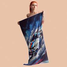 Serviette de plage vibrante de voiture de sport - ultra douce, séchage rapide, polyester haute absorbance avec design de course moderne pour la plage, les voyages et les aventures en plein air. Décoration de salle de bain Essentiels de plage d'été