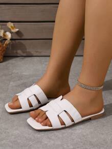 Sandales plates simples en PU pour femmes, avec bride croisée et bout carré, couleur unie blanche, casual, pour plage et vacances, chaussures d'été confortables