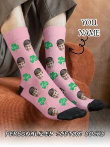 1 paire de chaussettes mi-mollet personnalisées pour hommes. Vous pouvez mettre n'importe quel visage sur les chaussettes. Chaussettes personnalisées avec photos, chaussettes moyennes et longues amusantes et personnalisées, conviennent pour des occasions telles que la Saint-Valentin, les anniversaires et les cadeaux.