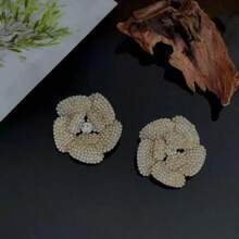Une paire de boucles d'oreilles élégantes ornées de rhinestones en forme de pétales de rose pour femmes, avec des ornements de rhinestones luxueux.