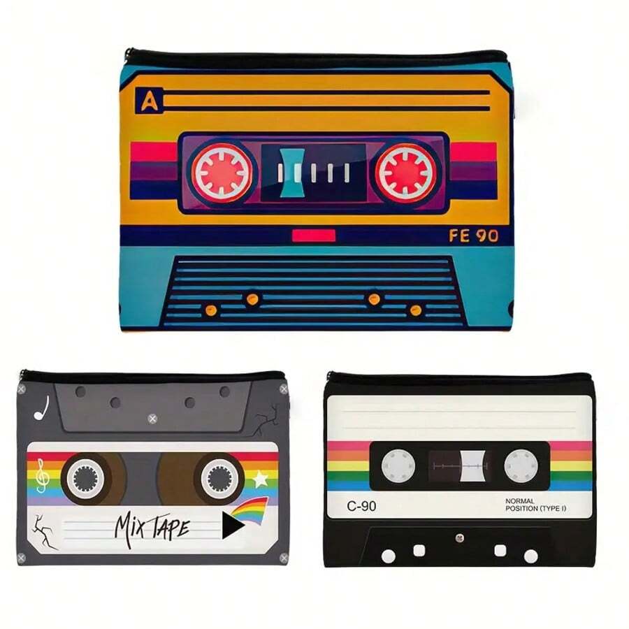 复古卡带录音机图案化妆包 - 采用轻质涤纶面料，拉链封口，可存放化妆品和洗漱用品，具有充满活力的 80/90 年代怀旧设计，适合女性使用，可用作化妆/洗漱包、学生应急包或圣诞礼物。