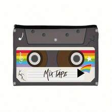 复古卡带录音机图案化妆包 - 采用轻质涤纶面料，拉链封口，可存放化妆品和洗漱用品，具有充满活力的 80/90 年代怀旧设计，适合女性使用，可用作化妆/洗漱包、学生应急包或圣诞礼物。