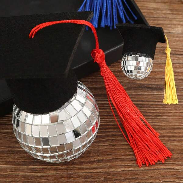 4 piezas de pequeños regalos con forma de gorro de graduación, borla de gorra de graduación 2025, bola de discoteca en forma de pequeños regalos, decoraciones para la ceremonia de graduación, accesorios para fotos de la fiesta de graduación, decoración de escritorio para la fiesta de graduación, gorro doctoral, bola espejo de decoración de campus para la temporada de graduación, decoraciones de pastel para la temporada de graduación