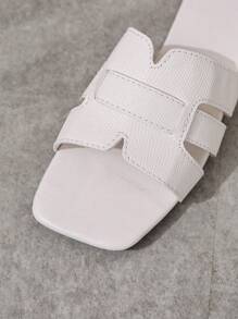 Sandales plates simples en PU pour femmes, avec bride croisée et bout carré, couleur unie blanche, casual, pour plage et vacances, chaussures d'été confortables