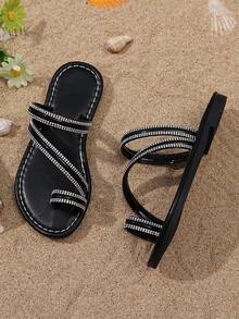 1双黑色加大码女童时尚拖鞋，纯色柔软皮革+闪亮水钻拼接，圆头套脚软底防滑设计，时尚可爱公主风沙滩凉鞋，适合3-12岁女孩，日常休闲、海滩、度假、派对等场合，2026春夏款。 - 黑色 - 查看 5