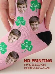 1 paire de chaussettes mi-mollet personnalisées pour hommes. Vous pouvez mettre n'importe quel visage sur les chaussettes. Chaussettes personnalisées avec photos, chaussettes moyennes et longues amusantes et personnalisées, conviennent pour des occasions telles que la Saint-Valentin, les anniversaires et les cadeaux.