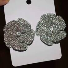 Une paire de boucles d'oreilles élégantes ornées de rhinestones en forme de pétales de rose pour femmes, avec des ornements de rhinestones luxueux.