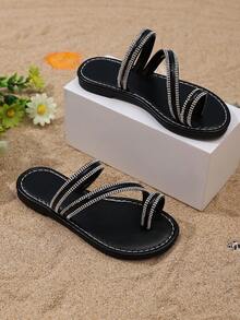 1双黑色加大码女童时尚拖鞋，纯色柔软皮革+闪亮水钻拼接，圆头套脚软底防滑设计，时尚可爱公主风沙滩凉鞋，适合3-12岁女孩，日常休闲、海滩、度假、派对等场合，2026春夏款。 - 黑色 - 查看 3