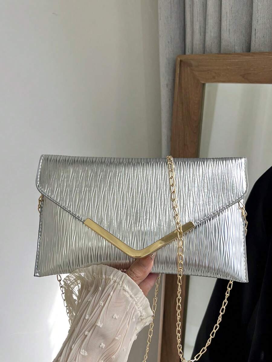 حقيبة مظروف ذات طيات أوروبية أمريكية أنيقة، حقيبة كتف/متقاطعة مع سلسلة شكل V للنساء - فضي - مشاهدة 1