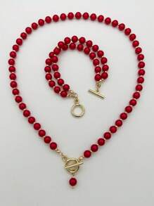 Conjunto de joyería de perlas con:1) Collar de perlas de 8mm con cuentas redondas doradas, diseño de doble capa, longitud de 20 pulgadas. 2) Pulsera de 7.8 pulgadas con cordón de perlas y hebilla OT personalizada. Es un set de joyería de perlas como regalo.