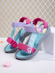 1 双儿童/女孩春夏低帮可调节钩环带休闲运动凉鞋，易于穿脱，适合日常穿着，返校、校园、学生，彩虹心形装饰，轻便、透气、防滑、多用途沙滩凉鞋 - 彩色 - 查看 2
