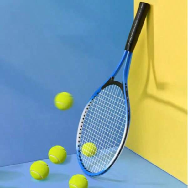 Erleben Sie eine neue Erfahrung in der Lagerung von Tennisausrüstung! Dieser tragbare Tennisschläger wird mit einer Aufbewahrungstasche geliefert. Seine Gesamtform entspricht den Prinzipien der Aerodynamik und verringert den Luftwiderstand beim Tragen. Das Innere der Aufbewahrungstasche besteht aus weichem Futtermaterial, das die Oberfläche des Schlägers schonend schützt und Kratzer verhindert. Die sorgfältig gestaltete Schultergurtlänge bietet flexiblen Schutz und bequemes Tragen und ermöglicht Ihnen eine flexible Anpassung an die Anforderungen unterschiedlicher Körpergrößen und Nutzungsgewohnheiten. Für Sie als Tennisliebhaber: Egal, ob Sie ihn häufig beim täglichen Training verwenden oder ihn auf Reisen über weite Strecken transportieren, diese Aufbewahrungstasche ermöglicht Ihnen den Transport Ihres Tennisschlägers und den einfachen Start Ihrer Tennisreise jederzeit und überall.