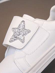 时尚中性休闲钩环儿童运动鞋，适合男孩和女孩，五角星白板鞋，非常适合返校季节