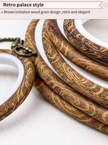 3 قطع دائرة خياطة متنوعة الأحجام 6 بأسلوب عتيق مزين بالخشب البني وملمس الخشب الطبيعي لعمل الاشغال اليدوية، اطر سشوار الحلم الديكورية المعلقة. مصنوعة من مواد عالية الجودة البلاستيك والمعدن. مناسبة لأغراض الديكور كالهالوين وعيد الميلاد والهواتف والحقائب والاثاث والسيارات