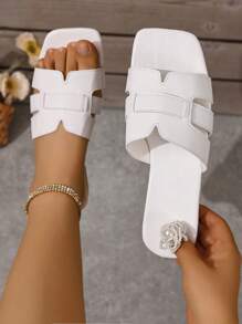Sandales plates simples en PU pour femmes, avec bride croisée et bout carré, couleur unie blanche, casual, pour plage et vacances, chaussures d'été confortables