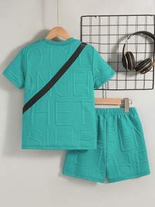 2 件幼儿男童休闲户外短袖纯色圆领 T 恤和短裤套装（带袋），夏季