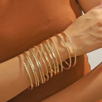 12 件套金色手镯，款式多样，包括光滑的链，时尚百搭的首饰套装，适合女性日常佩戴