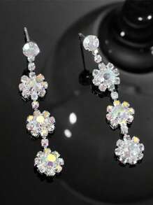 1 paire de boucles d'oreilles élégantes en cristal et strass pour femmes, boucles d'oreilles à clous en strass géométriques, boucles d'oreilles pendantes flocon de neige uniques. Bijoux de mode sophistiqués pour les femmes recherchant un design distinctif, convenant aux tenues de travail et de week-end décontractées, apportant une touche raffinée