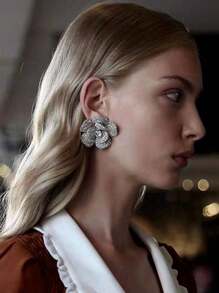 Une paire de boucles d'oreilles élégantes ornées de rhinestones en forme de pétales de rose pour femmes, avec des ornements de rhinestones luxueux.
