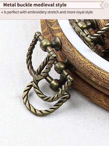 3 قطع دائرة خياطة متنوعة الأحجام 6 بأسلوب عتيق مزين بالخشب البني وملمس الخشب الطبيعي لعمل الاشغال اليدوية، اطر سشوار الحلم الديكورية المعلقة. مصنوعة من مواد عالية الجودة البلاستيك والمعدن. مناسبة لأغراض الديكور كالهالوين وعيد الميلاد والهواتف والحقائب والاثاث والسيارات