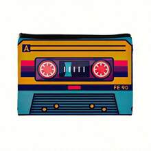 复古卡带录音机图案化妆包 - 采用轻质涤纶面料，拉链封口，可存放化妆品和洗漱用品，具有充满活力的 80/90 年代怀旧设计，适合女性使用，可用作化妆/洗漱包、学生应急包或圣诞礼物。