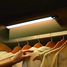 1 Stück Schranklicht mit Bewegungssensor, 3-Farbton dimmbare LED Nachtbeleuchtung, wiederaufladbare Wandleuchte, magnetische Kleiderschrankbeleuchtung, kabellose Beleuchtung für Küche, Treppe, Kleiderschrank, Arbeitszimmer