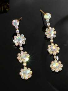 1 paire de boucles d'oreilles élégantes en cristal et strass pour femmes, boucles d'oreilles à clous en strass géométriques, boucles d'oreilles pendantes flocon de neige uniques. Bijoux de mode sophistiqués pour les femmes recherchant un design distinctif, convenant aux tenues de travail et de week-end décontractées, apportant une touche raffinée
