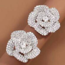 Une paire de boucles d'oreilles élégantes ornées de rhinestones en forme de pétales de rose pour femmes, avec des ornements de rhinestones luxueux.