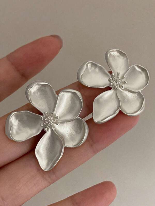 1 par de pendientes de diseño de flor grande vintage con pétalos exagerados, elegantes y minimalistas de color plateado