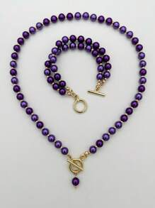 Conjunto de joyería de perlas con:1) Collar de perlas de 8mm con cuentas redondas doradas, diseño de doble capa, longitud de 20 pulgadas. 2) Pulsera de 7.8 pulgadas con cordón de perlas y hebilla OT personalizada. Es un set de joyería de perlas como regalo.