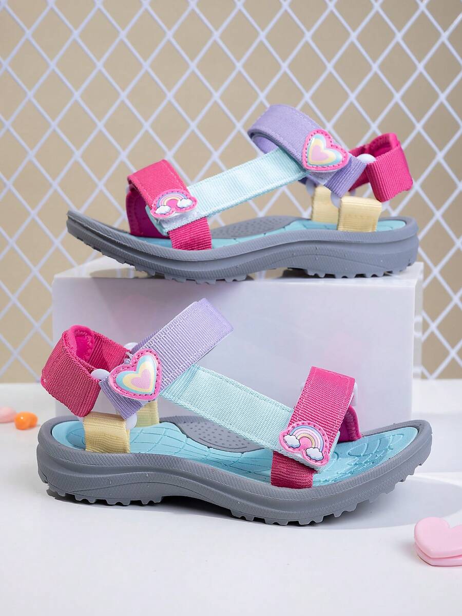 1 双儿童/女孩春夏低帮可调节钩环带休闲运动凉鞋，易于穿脱，适合日常穿着，返校、校园、学生，彩虹心形装饰，轻便、透气、防滑、多用途沙滩凉鞋 - 彩色 - 查看 1