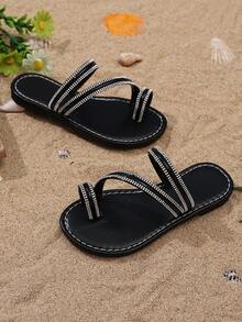 1双黑色加大码女童时尚拖鞋，纯色柔软皮革+闪亮水钻拼接，圆头套脚软底防滑设计，时尚可爱公主风沙滩凉鞋，适合3-12岁女孩，日常休闲、海滩、度假、派对等场合，2026春夏款。 - 黑色 - 查看 6