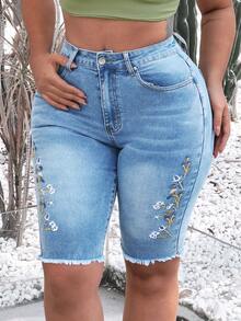 Women's Floral Embroidered Pocket Fringe Hem Casual Denim Capri Pants - Light Wash - View 3
