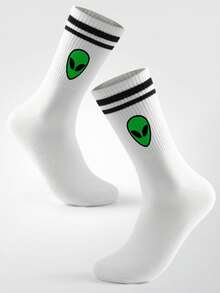 زوج من جوارب متوسطة الطول باللون الأبيض مع تصميم غريب الأطوار. هذه جوارب للكبار بطبعات كرتونية فضائية، مناسبة للرجال والنساء على حد سواء. الجسم الأبيض للجوارب مقترن بخطين أسودين. - متعدد الألوان - مشاهدة 5