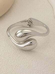 1 pièce Bracelet jonc asymétrique minimaliste pour femmes, design de base avec fermoir à charnière et goutte d'eau. Bracelet fantaisie de base pour le port quotidien, avec une surface en miroir polie et robuste