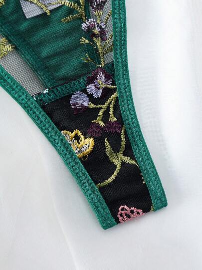 Women Groen Bloemen Geborduurde Mesh Verleidelijke Lingerie Set Includes Sensual Thong, Intimate Valentine, Ultrathin BH view 5