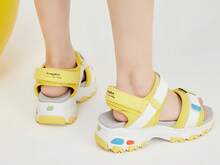 Skechers Sandalias de playa con diseño de panda para niños y niñas - Blanco/Amarillo - Ver 2