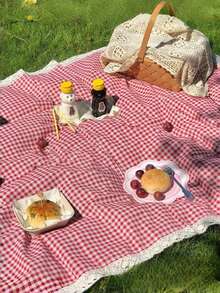 1 بطانية بيكنيك مستطيلة جذابة باللون الأحمر والأبيض مرقعة ،مصنوعة من الراييون المنسوج بتطريز دانتيل، مناسبة للتخييم والرحلات إلى الشاطئ وكخلفية للتصوير وإكسسوارات البيكنيك في الربيع والصيف
