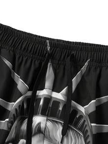 男士夏季运动短裤，带自由女神像印花、抽绳和口袋，休闲运动短裤 - 黑色 - 查看 3