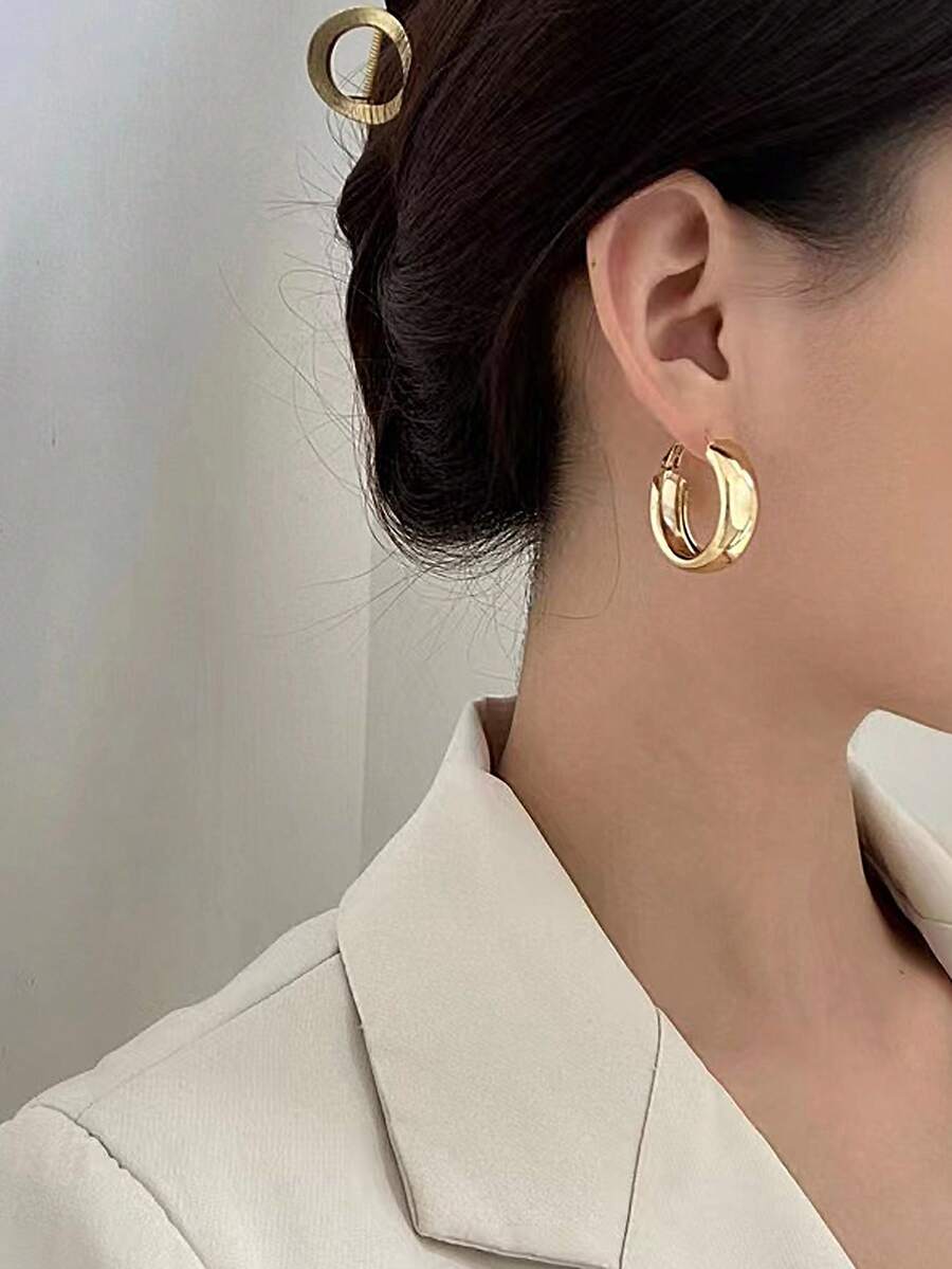 1 Pair Simple & Elegant C-Shape Round Circle Fashion Earrings - Yellow Gold - View 1