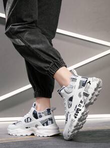 Zapatillas deportivas casuales de estilo casual con parche con letra, estampado de graffiti aleatorio, cordones y suela gruesa para hombre. Versátiles y adecuadas para el uso al aire libre, ligeras y cómodas para correr.