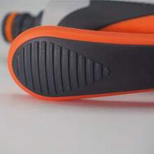 Pistola de riego de alta presión para uso en exteriores - Boquilla ajustable, diseño de plástico ligero, rosca estándar, mangos naranja y negro para un agarre fácil