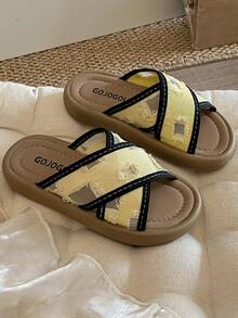 A Pair Of Children's/Girls' Slippers. The Upper Of The Shoe Features A Yellow Fabric With A Black Webbed Interlaced Design. The Yellow Part Has An Aged And Perforated Effect. The Sole Is Light Brown. The Overall Style Is Casual And Fashionable, With A Feel. It Is Suitable For Girls Aged 3 To 12 To Wear At Home Or For Short Outdoor Activities In Summer, And Can Show A Lively And Playful Elegant.