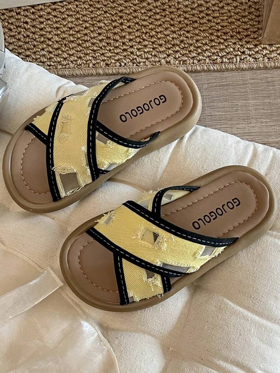 A Pair Of Children's/Girls' Slippers. The Upper Of The Shoe Features A Yellow Fabric With A Black Webbed Interlaced Design. The Yellow Part Has An Aged And Perforated Effect. The Sole Is Light Brown. The Overall Style Is Casual And Fashionable, With A Feel. It Is Suitable For Girls Aged 3 To 12 To Wear At Home Or For Short Outdoor Activities In Summer, And Can Show A Lively And Playful Elegant.