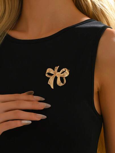 1 pièce Broche minimaliste en or 3D en forme de nœud, accessoire élégant pour les vacances pour femmes. Disponible en nœud de ruban incurvé, incrustation de perle en forme de feuille d'érable, nœud de strass, étoile de mer de strass, chat doré, modèles de tortue. Convient pour le port quotidien, les vacances, les fêtes, les mariages, le printemps/l'été/l'automne/l'hiver pour les femmes sexy. Cadeau de vacances pour les couples