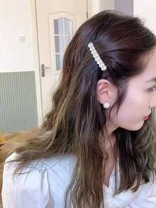 1pc Delicate Miniature 5-Petal Pearl Flower Hair Clip, High-End Tiny Spring Loaded Side Bangs Clip For Women - White - View 2