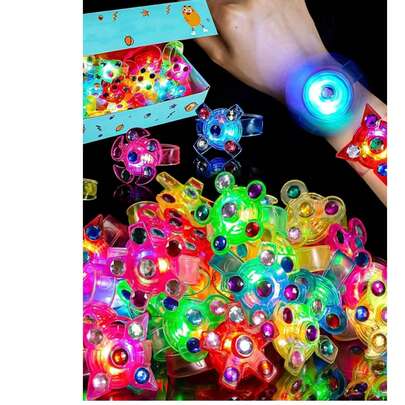 10个装LED发光手环，生日派对礼物，夜光派对用品，课堂奖品，闪光腕带装饰，旋转LED灯手环，闪亮手环玩具，发光派对用品，生日礼物，适用于生日派对、宴会、礼品、装饰、新年、复活节嘉年华、皮纳塔填充物、母亲节、毕业典礼等场合。