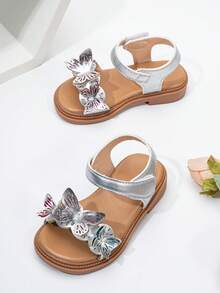 Ein Paar modische flache Sandaletten mit Schmetterlingsmuster in Silber für Säuglinge und Kleinkinder Mädchen, geeignet für den Sommer. Babyschuhe, Kinderschuhe - Silber - Übersicht 1