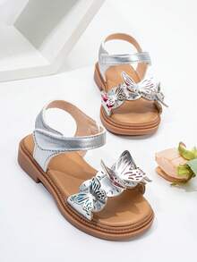 Ein Paar modische flache Sandaletten mit Schmetterlingsmuster in Silber für Säuglinge und Kleinkinder Mädchen, geeignet für den Sommer. Babyschuhe, Kinderschuhe - Silber - Übersicht 3